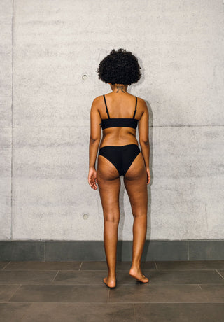 LOVJOI schwarzes Bikini Slip mit Raffung nachhaltig hergestellt 